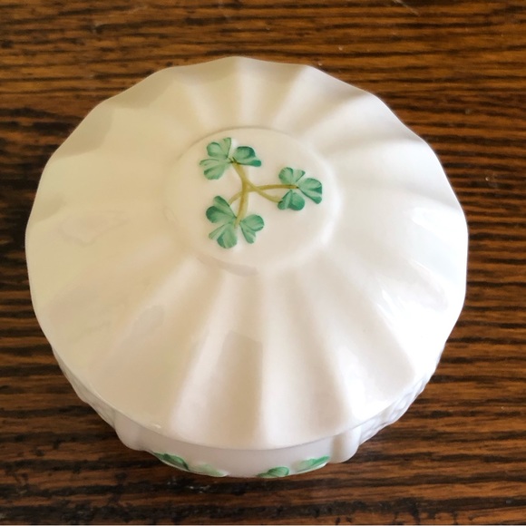 Belleek Irish Shamrock Trinket Box with Lid - Picture 2 of 5